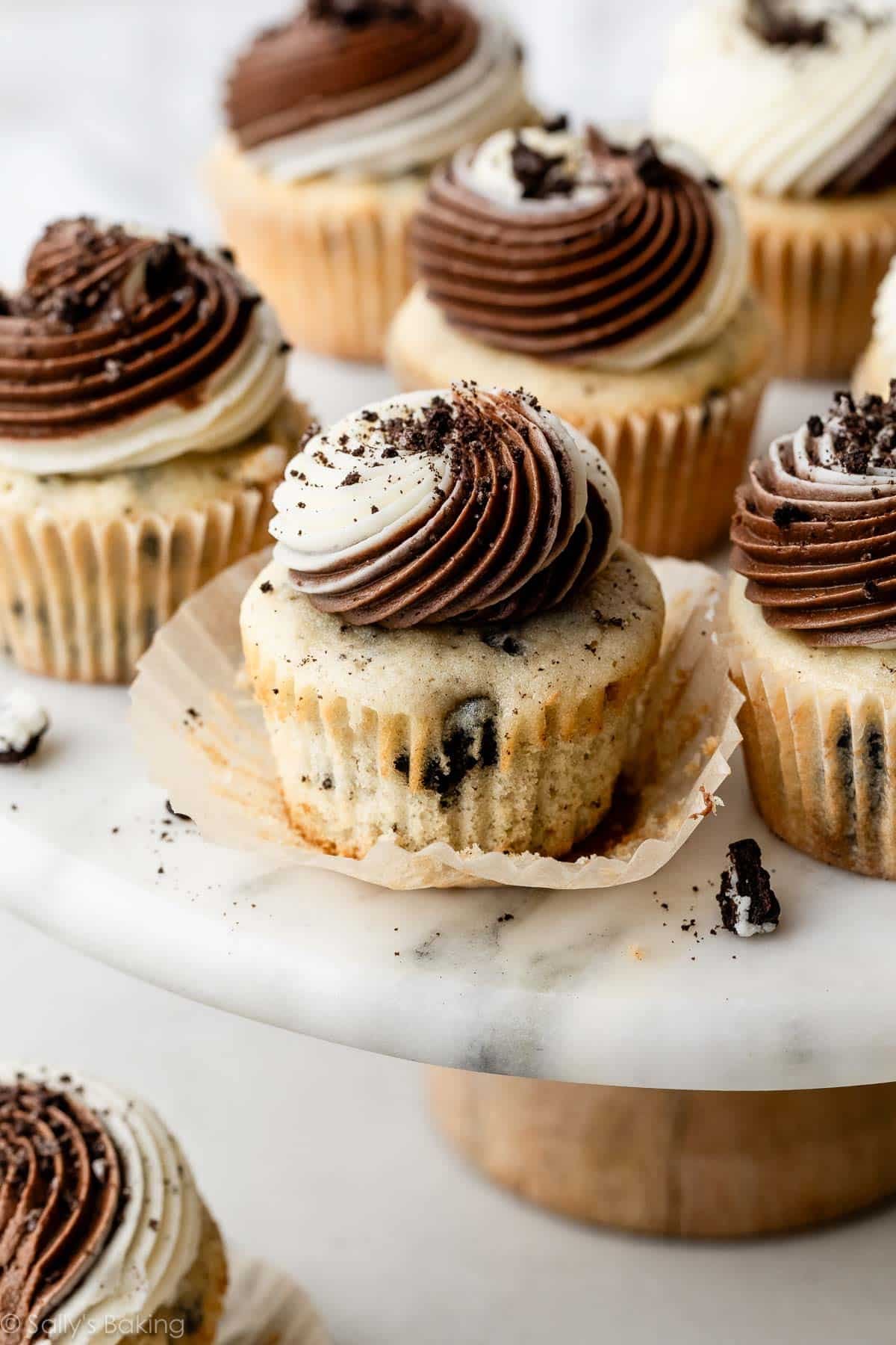 cookies and cream Oreo cupcakes on cake stand.