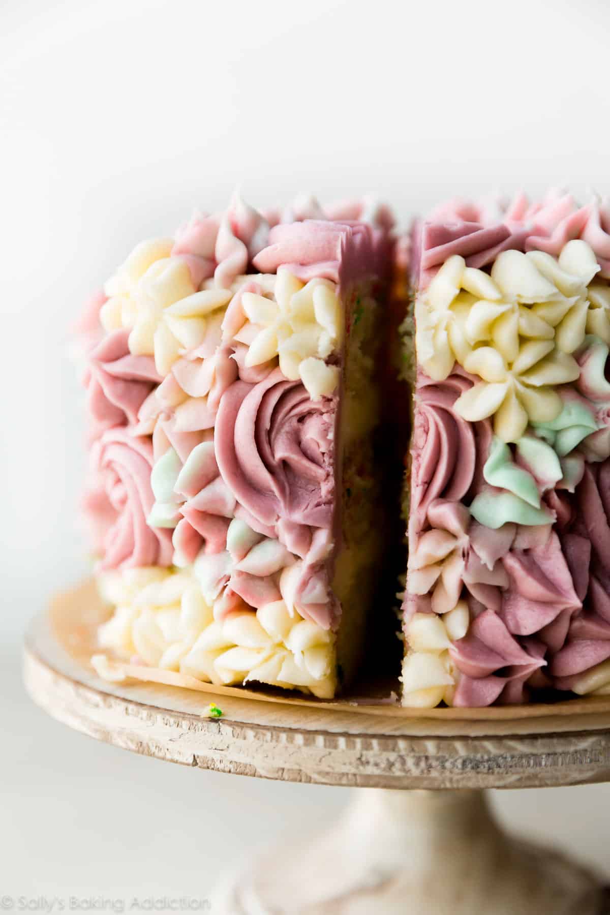 Easy floral frosting decoration on cake