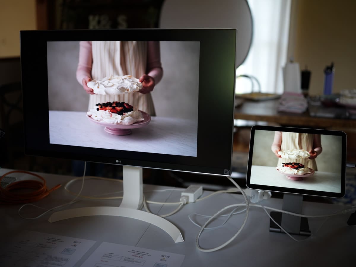 screens showing photo of pavlova.
