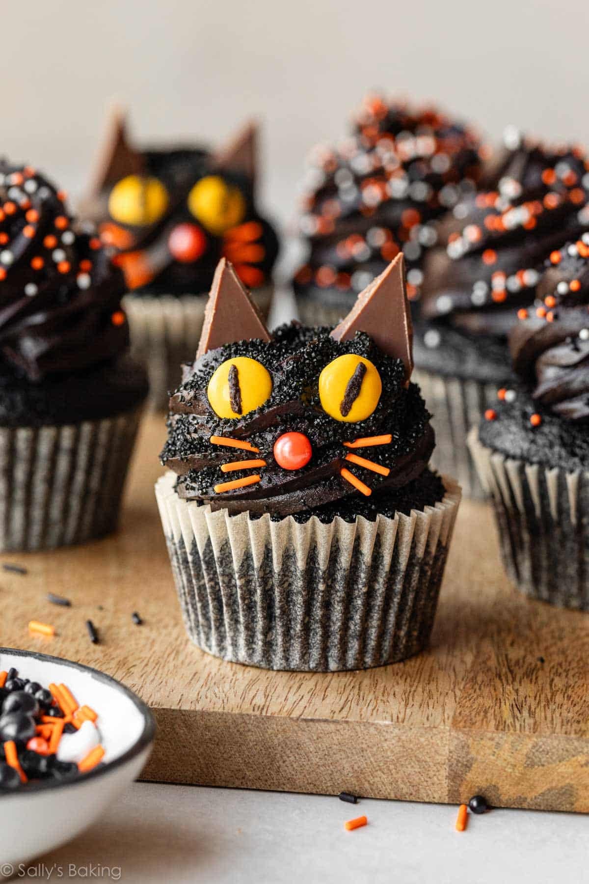 black cat cupcakes.